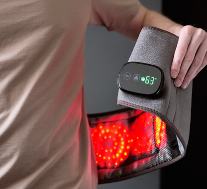 Bild eines tragbaren Rücken‑ und Wärmegürtels mit digitalem LED‑Display (63 °C), der um die Taille gelegt wird und rot leuchtende Infrarot‑Wärme an Rücken und Taille abgibt.