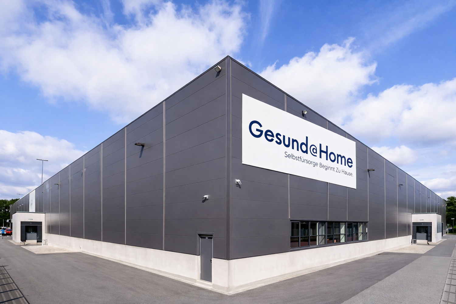 Foto eines modernen Lagerhauses Innenraum mit Regalen und Gesund Home Logo Schild zur Darstellung der Logistik und Lagerung der Produkte